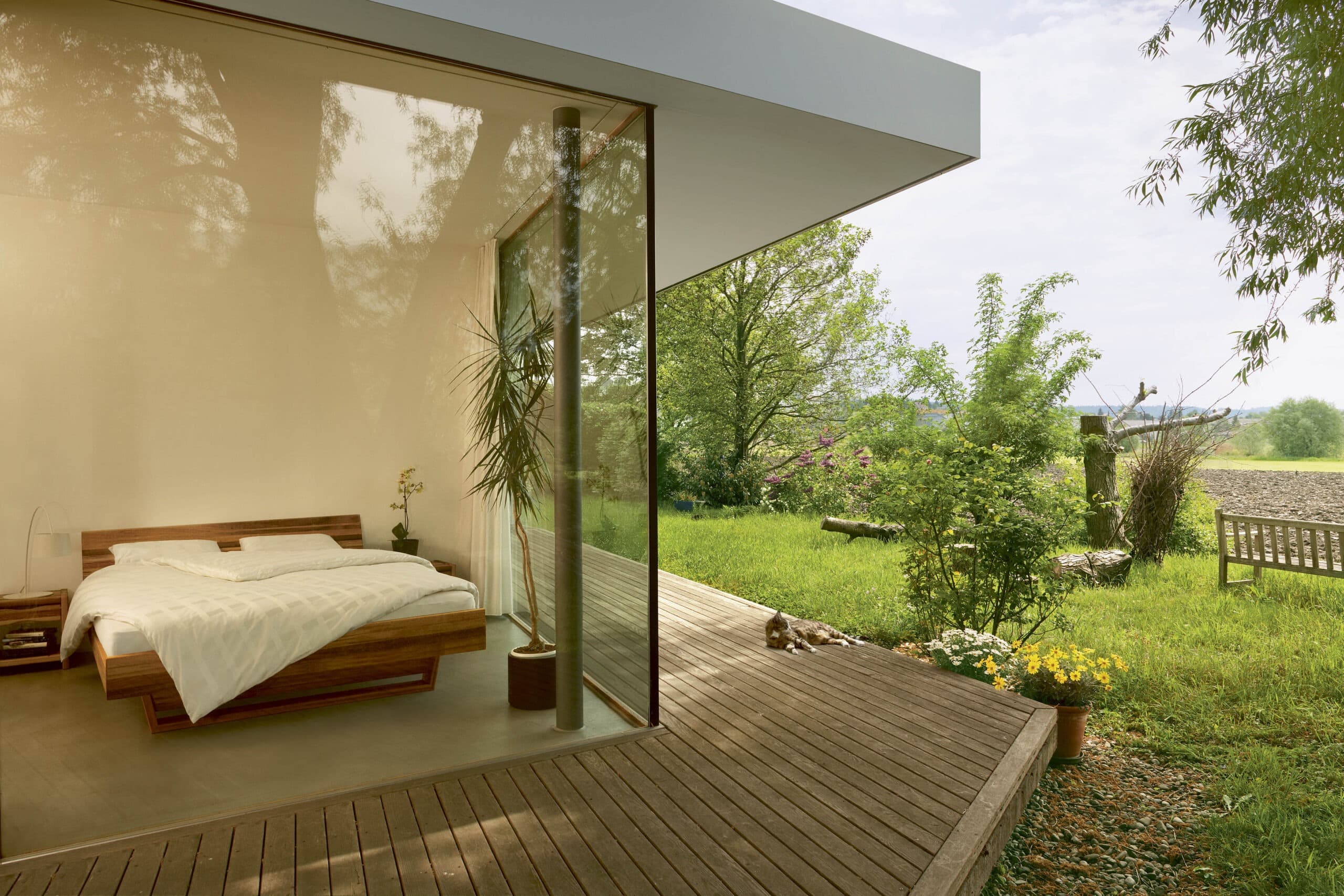 Hüsler Nest - Schlafzimmer mit Bettgestell Couch, Sicht in den Garten