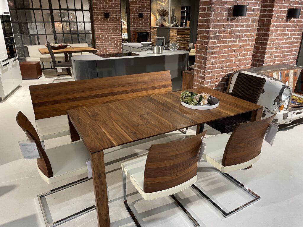 Esstisch Kara - Nussbaum geölt Esstisch Kara - Nussbaum geölt