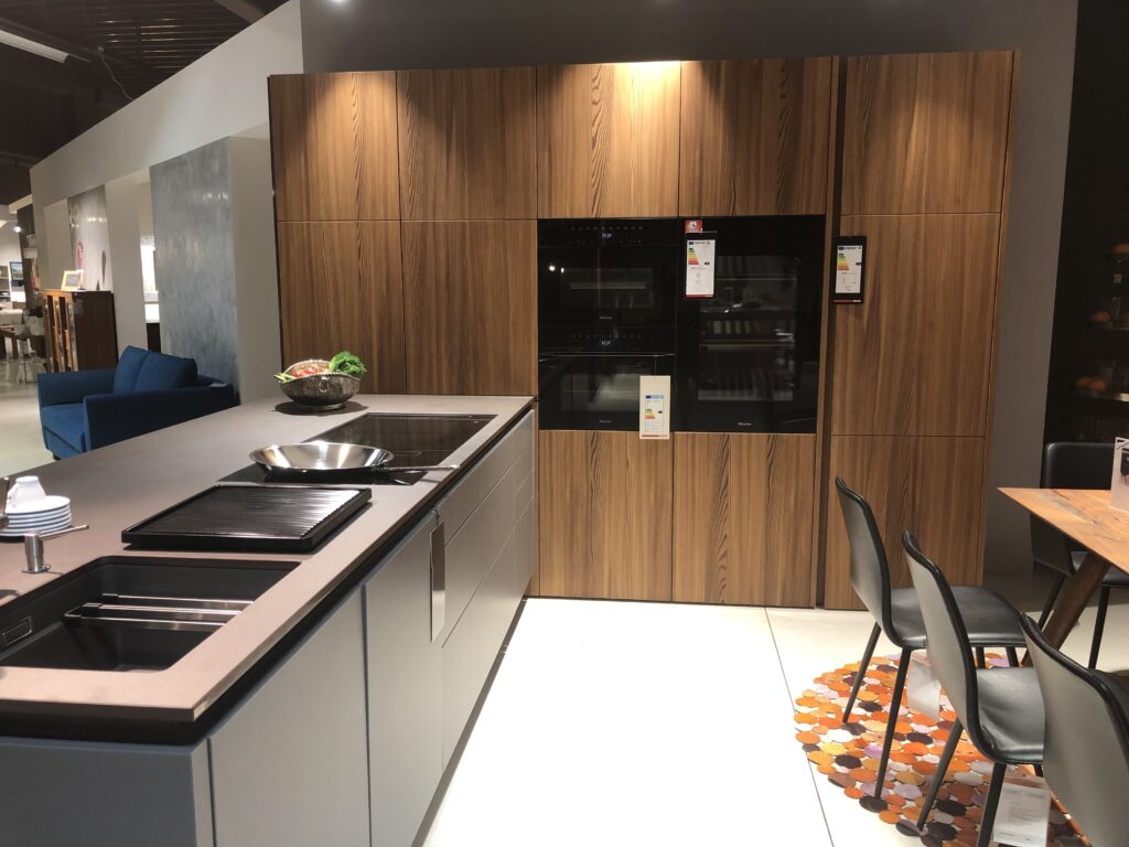 Einbauküche Seattle - in Dark Grey und Lärche Einbauküche Seattle - in Dark Grey und Lärche